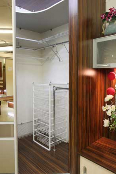 Шкаф-купе угловой с наполнением